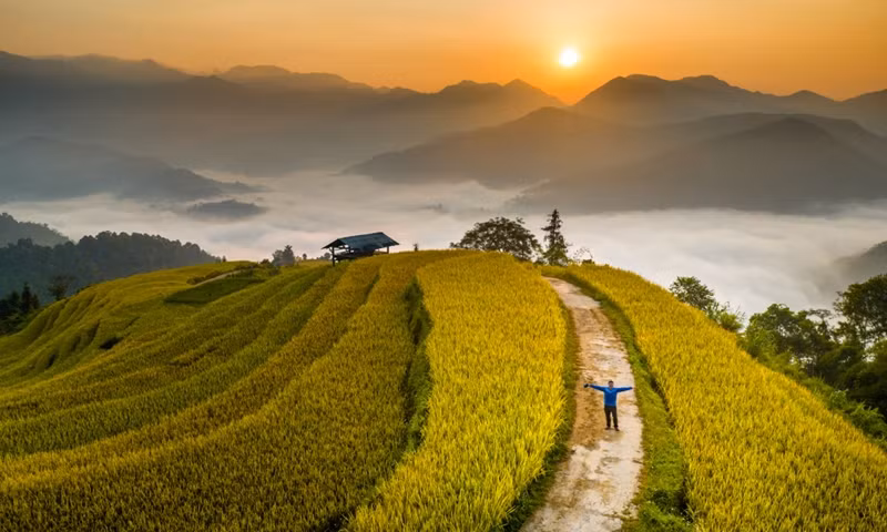 Dans le village de Nam Hong, qui abrite 40 ménages Dao Do, vous rencontrerez des nuages flottant autour de la montagne. C'est également une destination touristique qui attire les gens qui aiment découvrir les communautés montagnardes, faire des randonnées pour admirer les montagnes, les forêts et les champs en terrasses.