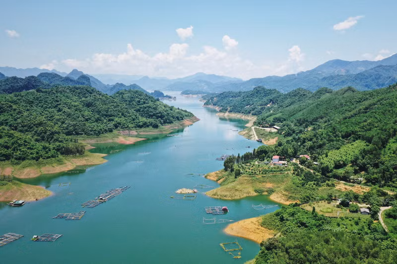 Surnommé « la baie d’Ha Long terrestre » avec ses 47 îles et îlots, le lac Hoa Binh dispose de beaucoup de sites magnifiques et d'un énorme potentiel pour développer l'écotourisme.