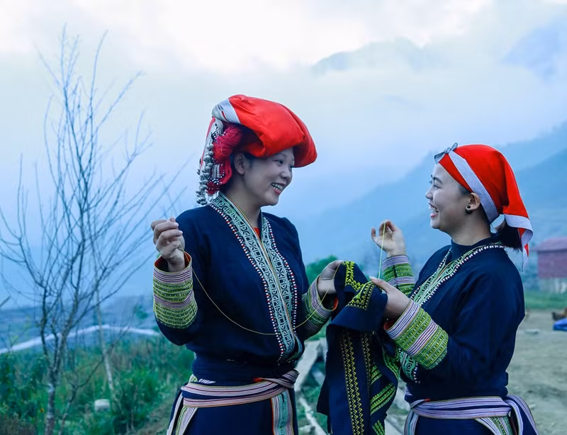 Beauté radieuse des filles de l'ethnie Dao dans la brume du Nord-Ouest. Photo : Pham Ngoc Bang.