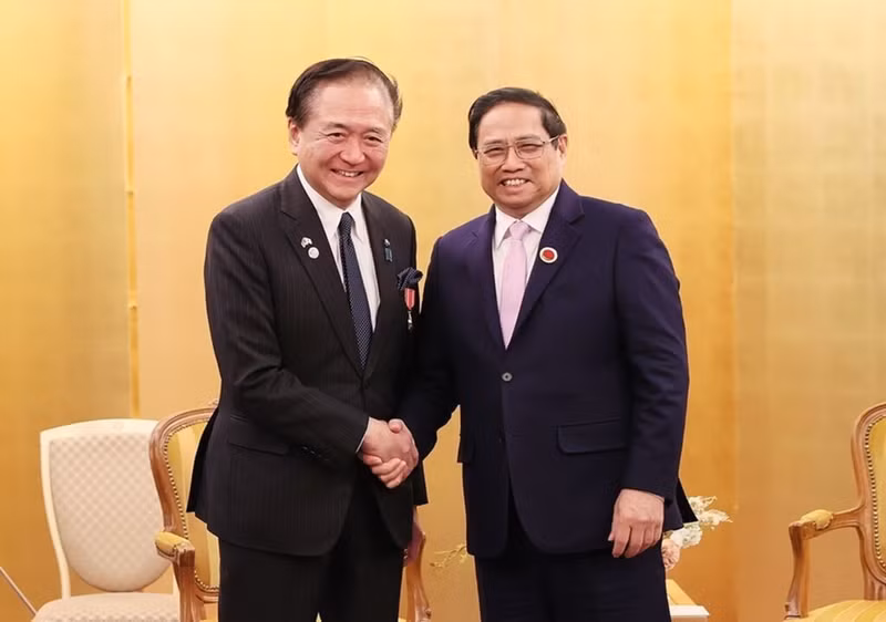 Le PM Pham Minh Chinh (à droite) reçoit le gouverneur de la province de Kanagawa, Kuroiwa Yuji. Photo : VNA.