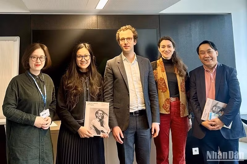 Les deux parties ont convenu de travailler en étroite collaboration pour présenter des films classiques des deux pays au Centre culturel vietnamien en France, en particulier ceux qui ont remporté des prix internationaux. Photo : NDEL.