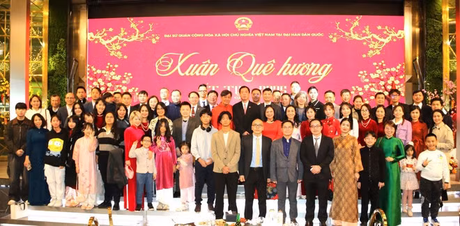 Le programme « Printemps de la Patrie 2025 » en République de Corée se déroule dans une atmosphère chaleureuse et amicale, laissant de beaux souvenirs aux invités internationaux ainsi qu’aux Vietnamiens résidant dans ce pays. Photo : Ambassade du Vietnam en République de Corée.
