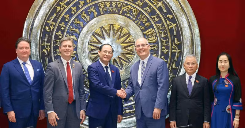 Le vice-président de l'Assemblée nationale (AN) Tran Quang Phuong (3e de gauche à droite) et le député John Moolenaar, de l'État du Michigan à la Chambre des représentants des États-Unis (3e de droite à gauche). Photo : VNA. 