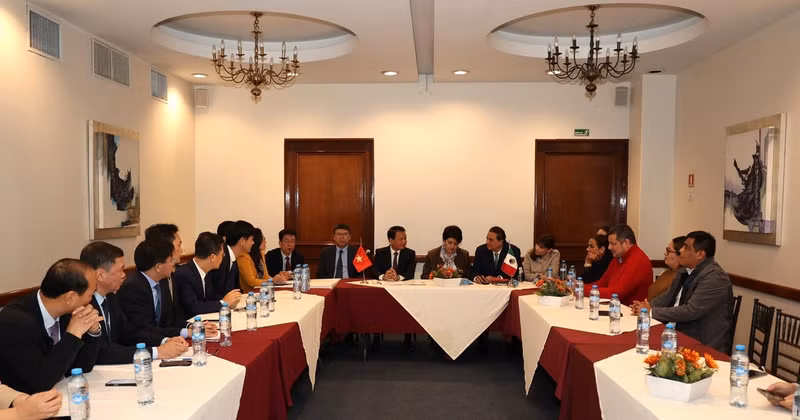 La réunion entre la délégation de la province de Lao Cai et le secrétaire général du Parti travailliste (PT) du Mexique, Alberto Anaya Gutierrez. Photo : VNA.