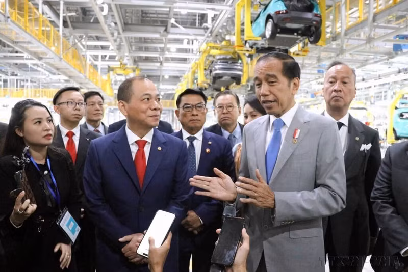 Le président indonésien Joko Widodo lors d'une visite dans une usine de VinFast, dans la ville de Hai Phong (Nord). Photo : VNA.