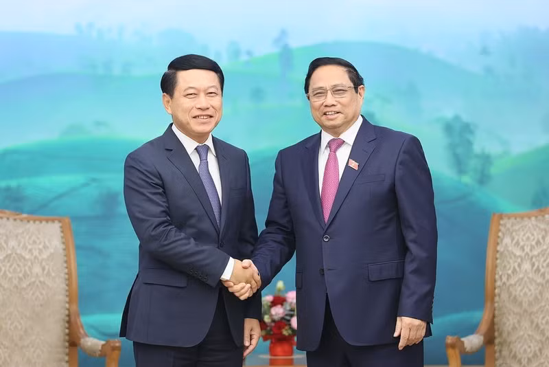 Le PM vietnamien Pham Minh Chinh (à droite) et le vice-PM et ministre laotien des Affaires étrangères Saleumxay Kommasith. Photo : VNA