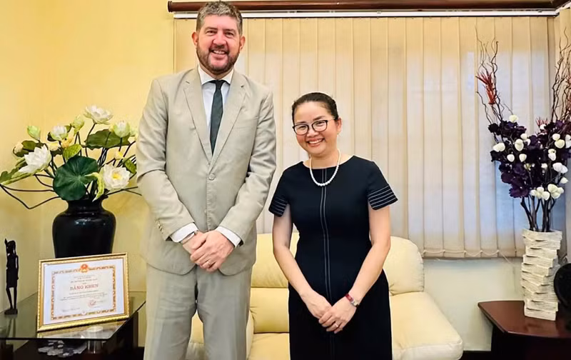 L'ambassadrice vietnamienne Tran Thi Thu Thin (à droite) et Michael Croft, représentant en chef de l'UNESCO au Mozambique. Photo: Ambassade du Vietnam au Mozambique.