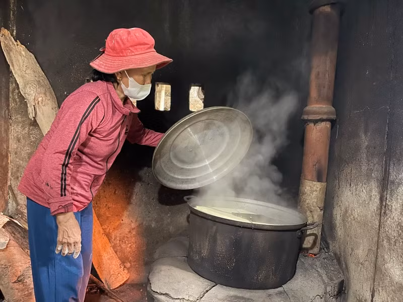 Les biscuits sont placés dans une grande marmite pour la cuisson à la vapeur.