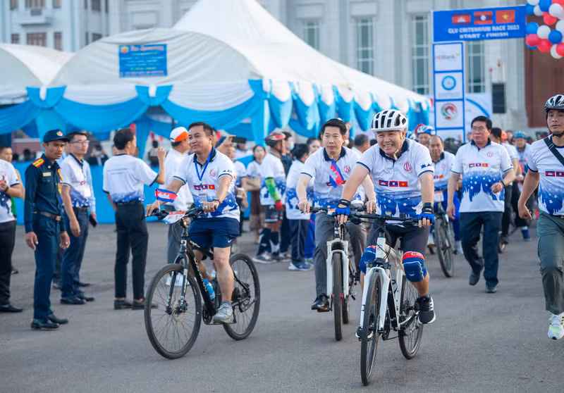 Avant la course a eu lieu un défilé de cyclistes avec la participation du Président de l'Assemblée nationale laotienne Saysomphone Phomvihane, du chef de la commission des Affaires étrangères de l'Assemblée nationale vietnamienne Vu Hai Hà et des responsables de certaines commissions parlementaires du Cambodge.