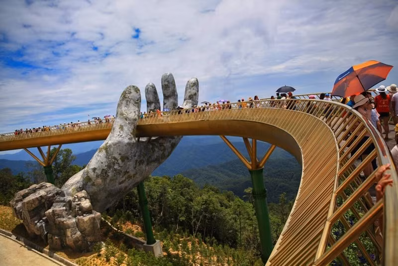 Le pont d'Or, une destination prisée de Dà Nang (au Centre du Vietnam). Photo : VNA.