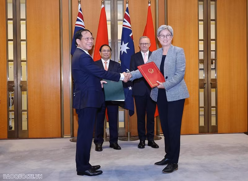 Le Premier ministre vietnamien Pham Minh Chinh et son homologue australien Anthony Albanese assistent à l'échange de documents de coopération entre les ministères des Affaires étrangères des deux pays, le 7 mars 2024 à Canberra. Photo : baoquocte.vn. Le Premier ministre vietnamien Pham Minh Chinh et son homologue australien Anthony Albanese assistent à l'échange de documents de coopération entre les ministères des Affaires étrangères des deux pays, le 7 mars 2024 à Canberra. Photo : baoquocte.vn.