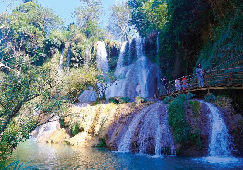 Situé au village de Ban Vat, commune de Muong San, district de Môc Châu, à 5 kilomètres du chef-lieu du district de Môc Châu, province de Son La (au Nord-Ouest du Vietnam), la cascade Dai Yêm est depuis longtemps devenue une destination touristique intéressante, notamment en raison de la canicule d’été. Photo: hanoimoi.
