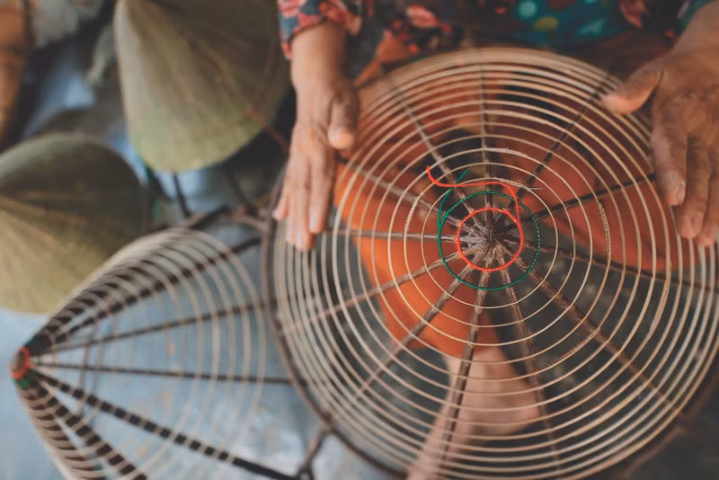 Matières premières nécessaires à la fabrication de chapeau conique en feuilles de lotus.