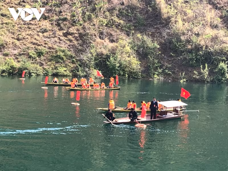 Une course de bateaux dans le cadre de la fête. Photo: VOV.