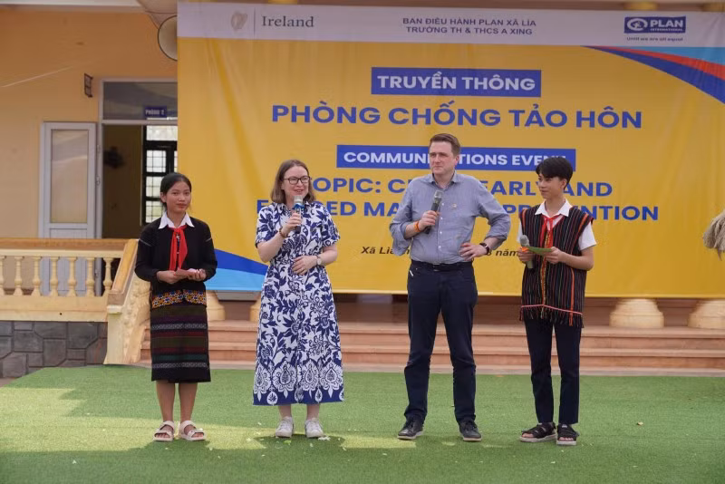 James Browne, secrétaire d'État du ministère irlandais de la Justice (2e à droite), et Deirdre Ní Fhallúin, ambassadrice d'Irlande au Vietnam (2e à gauche), lors d'une séance de communication orale avec les élèves de la commune de Lia sur la lutte contre le mariage d'enfants. Photo : Plan International Vietnam.