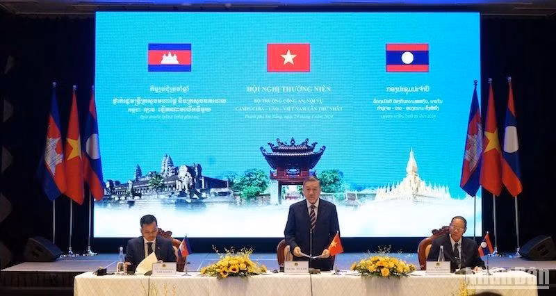 Le général Tô Lâm, ministre vietnamien de la Sécurité publique (debout), prend la parole lors de la première réunion annuelle entre les ministres de la Sécurité publique et de l'Intérieur du Cambodge, du Laos et du Vietnam, le 29 mars, à Dà Nang (au Centre). Photo: NDEL.