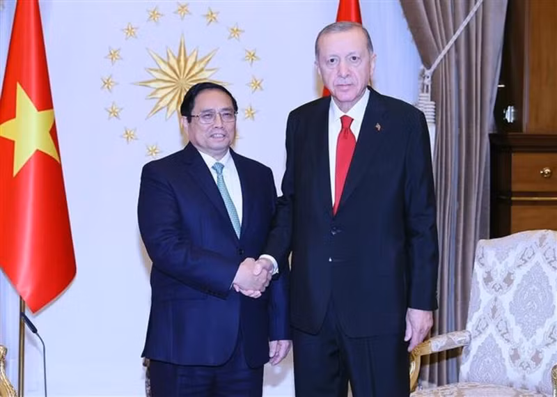 Le PM vietnamien Pham Minh Chinh (à gauche) et le Président turc, Recep Tayyip Erdoğan, le 29 novembre à Ankara. Photo : VNA.