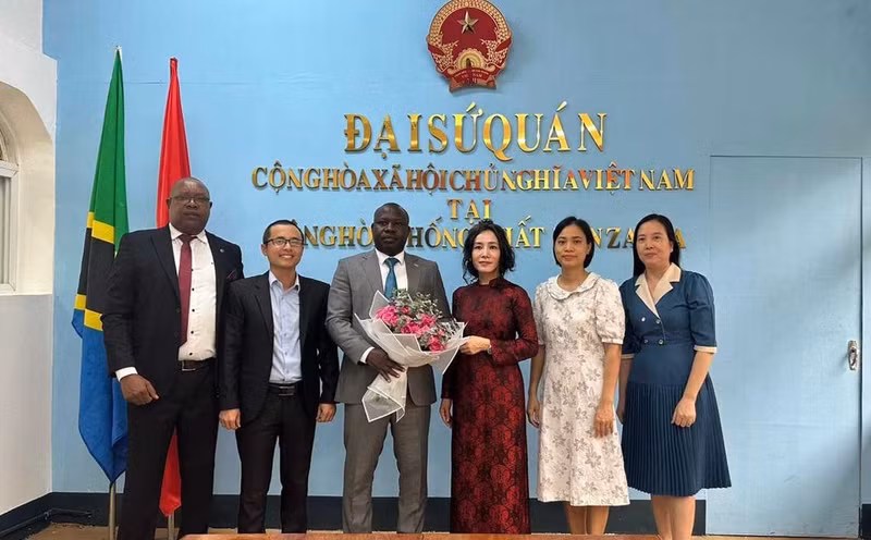 L'ambassadrice vietnamienne Vu Thanh Huyen s’est déclarée convaincue que Juvenal Sakubu, avec ses compétences et son expérience professionnelle, son prestige et son attachement au Vietnam, remplirait avec succès ses fonctions en tant que consul honoraire du Vietnam à Bujumbura, au Burundi, afin de contribuer au renforcement des relations d’amitié et de coopération multiforme entre les deux pays. Photo: baoquocte.vn.