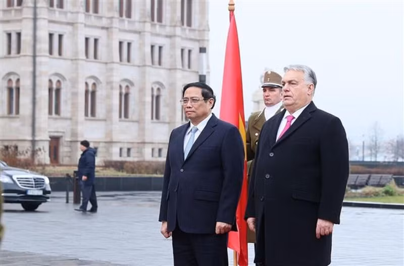 Le PM vietnamien Pham Minh Chinh (à gauche) lors de la cérémonie d’accueil officielle à Budapest, le 18 janvier. Photo : VNA. Le PM vietnamien Pham Minh Chinh (à gauche) lors de la cérémonie d’accueil officielle à Budapest, le 18 janvier. Photo : VNA.