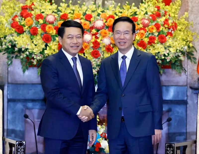Le Président vietnamien Vo Van Thuong (à droite) et le vice-Premier ministre et ministre des Affaires étrangères du Laos, Saleumxay Kommasith, le 22 novembre à Hanoi. Photo : VNA