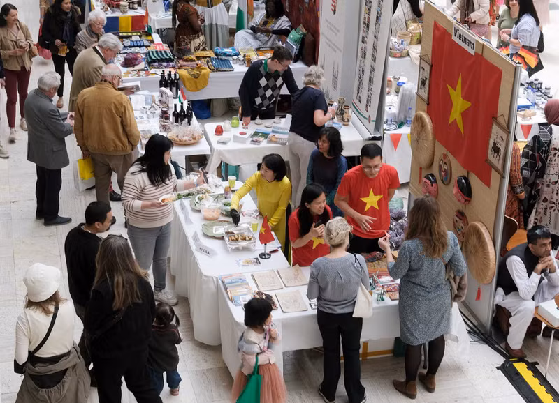 Selon le Comité d’organisation, toutes les recettes de la foire seront reversées au Fonds de soutien aux enfants danois. Photo: baoquocte.vn.