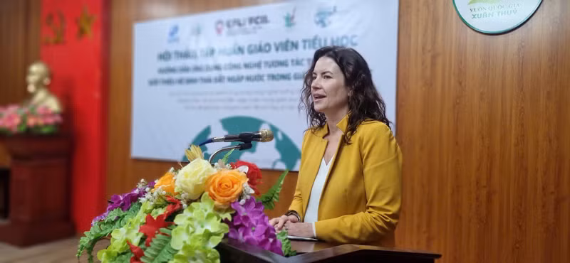 Leigh McCumber, conseillère politique et d’information culturelle de l’ambassade du Canada au Vietnam, également directrice du programme FCIL, prend la parole lors de l'ouverture de l'atelier de formation. Photo : thoidai.vn.