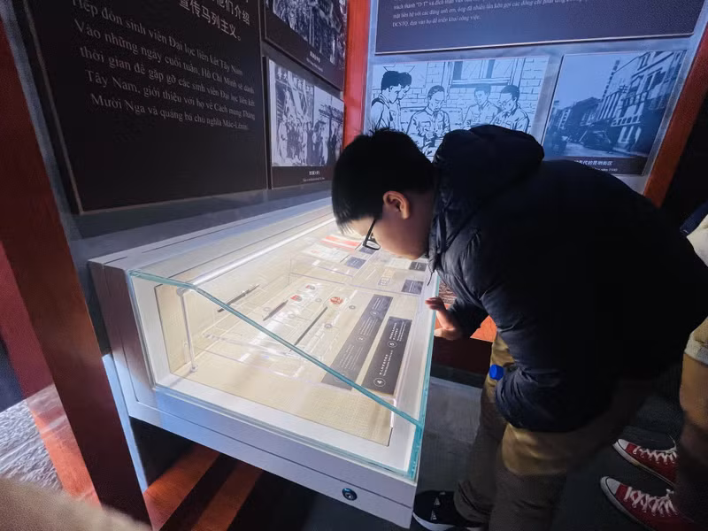 La visite du monument permet aux touristes de mieux comprendre la vie et la carrière révolutionnaire du Président Hô Chi Minh.