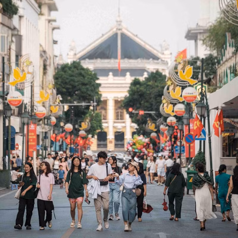 Vie animée dans les rues piétonnes autour du lac Hoan Kiem tous les week-ends. Photo : New York Times. Vie animée dans les rues piétonnes autour du lac Hoan Kiem tous les week-ends. Photo : New York Times.