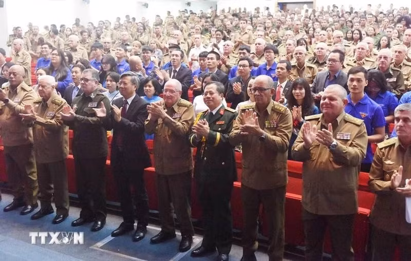 Le ministère cubain des Forces armées révolutionnaires (MINFAR) a solennellement organisé le 11 décembre à La Havane une cérémonie célébrant le 80e anniversaire de la fondation de l'Armée populaire du Vietnam. Photo : VNA.