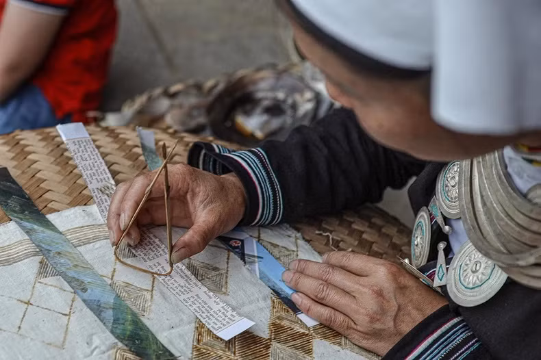 Depuis des générations, les femmes de Dao Tiên de la province montagneuse de Cao Bang (au Nord) sont chargées de la broderie des costumes traditionnels des membres de leurs familles. Ce métier artisanal est une caractéristique culturelle qui doit être préservée et promue. Photo: NDEL.