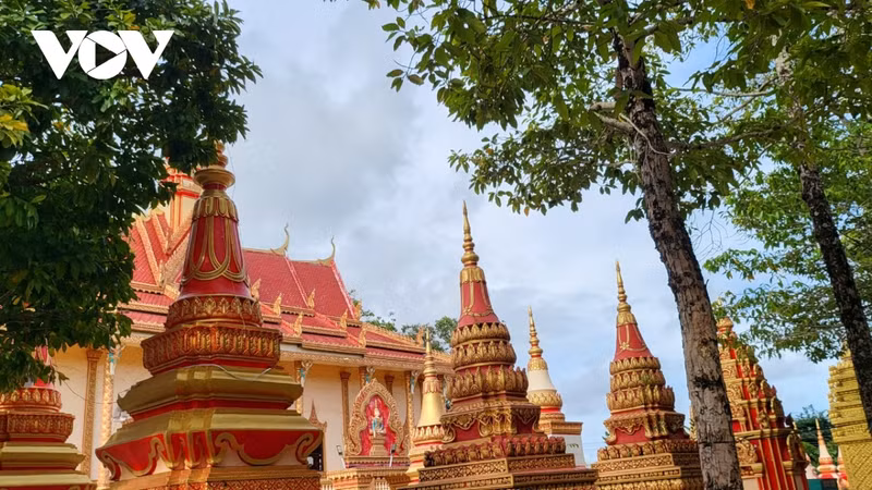 En face du hall principal et de la tour funéraire se trouve un complexe de stupas et de statues de Bouddha dans différentes postures inspirées des légendes du Bouddhisme. L'architecture a la couleur principale jaune combinée aux motifs colorés mettant en valeur le style architectural traditionnel khmer. Photo: VOV.