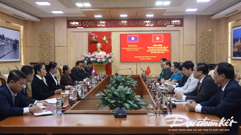Rencontre entre les autorités de la province de Quang Ngai et une délégation du Comité provincial du Front laotien pour la construction nationale de Sékong, le 30 octobre à Quang Ngai. Photo: daidoanket.vn