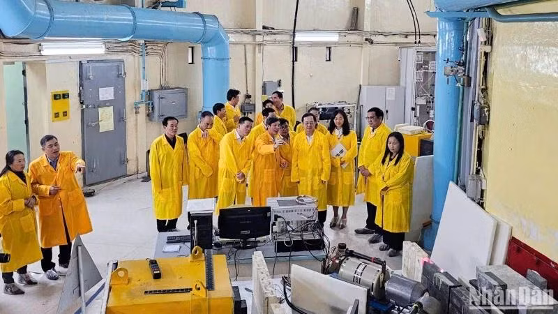 Les délégués visitent le réacteur nucléaire de l'Institut de recherche nucléaire du Vietnam, dans la ville de Da Lat, province de Lam Dong. Photo : NDEL.