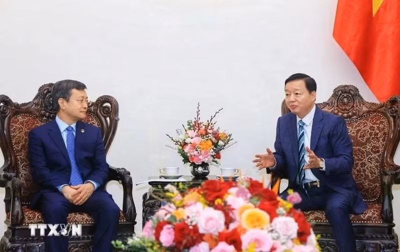 Le vice-Premier ministre Tran Hong Ha (à droite) et Chen Sichang, directeur général de la China Civil Engineering Construction Corporation (CCECC), à Hanoi, le 14 mai. Photo : VNA. 