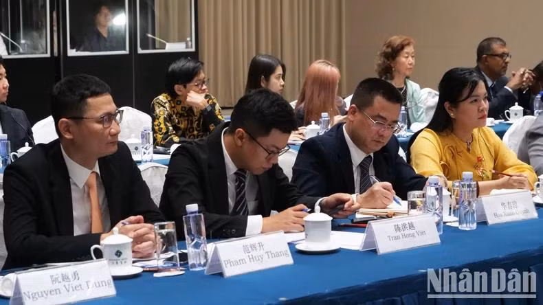 Selon Ngo Dong Hai, sur la base de l’esprit de l’internationalisme pur, le Parti et l'État vietnamiens tiennent toujours en haute estime le renforcement de leurs relations d’amitié avec les pays voisins et d’autres pays du monde entier. Ils souhaitent établir des relations plus profondes avec les partis politiques à travers le monde, dont ceux en Asie. Photo : NDEL.