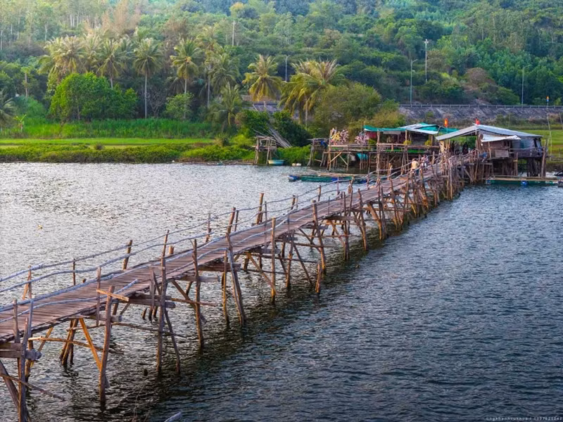 Le pont d'Ong Cop a été construit en 1998. Après plus de 20 ans, les habitants de la région ont toujours l'habitude de construire des ponts en bois.