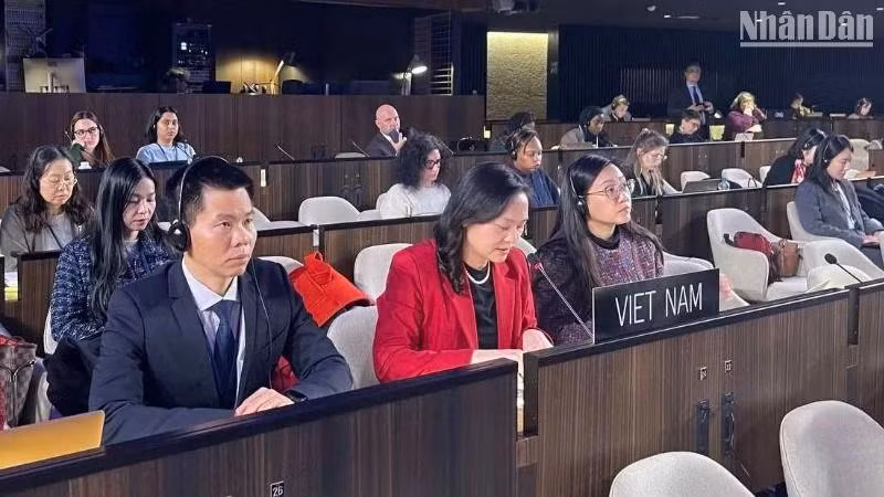 La délégation vietnamienne lors de la 18e session du Comité intergouvernemental pour la protection et la promotion de la diversité des expressions culturelles, le 11 février à Paris. Photo: NDEL.