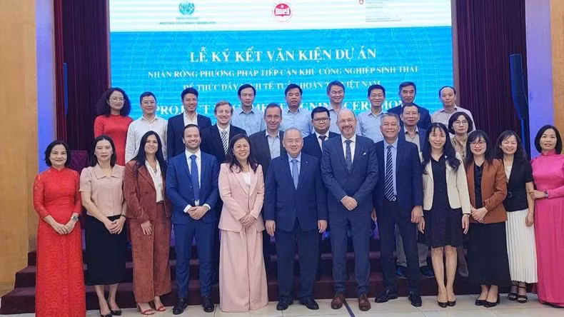 Le vice-ministre vietnamien du Plan et de l’Investissement, Do Thanh Trung, a hautement apprécié la décision du SECO et de l’ONUDI de choisir le Vietnam comme l’un des 5 pays bénéficiaires du Programme mondial de parcs éco-industriels pour la 2e phase (2024 – 2028) avec un capital total sous forme d’aide publique au développement de 3,346 millions de dollars. Photo : NDEL. Le vice-ministre vietnamien du Plan et de l’Investissement, Do Thanh Trung, a hautement apprécié la décision du SECO et de l’ONUDI de choisir le Vietnam comme l’un des 5 pays bénéficiaires du Programme mondial de parcs éco-industriels pour la 2e phase (2024 – 2028) avec un capital total sous forme d’aide publique au développement de 3,346 millions de dollars. Photo : NDEL.
