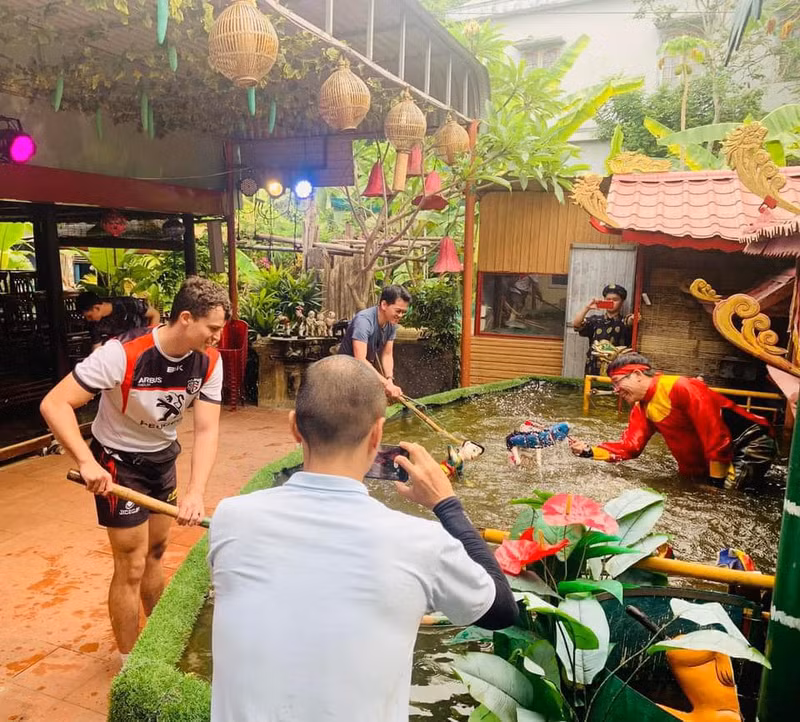 L'art des marionnettes sur l'eau du Vietnam permet aux étudiants français de mieux comprendre la culture traditionnelle du Vietnam à travers des spectacles recréant des histoires légendaires et des contes folkloriques du peuple vietnamien. Photo : SGTT. L'art des marionnettes sur l'eau du Vietnam permet aux étudiants français de mieux comprendre la culture traditionnelle du Vietnam à travers des spectacles recréant des histoires légendaires et des contes folkloriques du peuple vietnamien. Photo : SGTT.