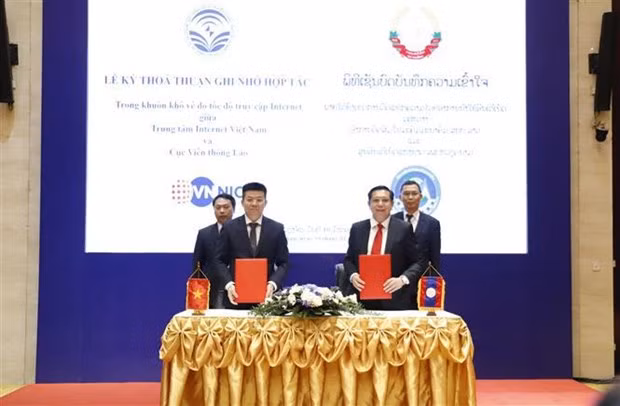 Cérémonie de signature du protocole d'accord entre le Centre d'information du réseau Internet du Vietnam, le Centre national Internet du Laos et le Département des télécommunications du Laos. Photo : VNA.