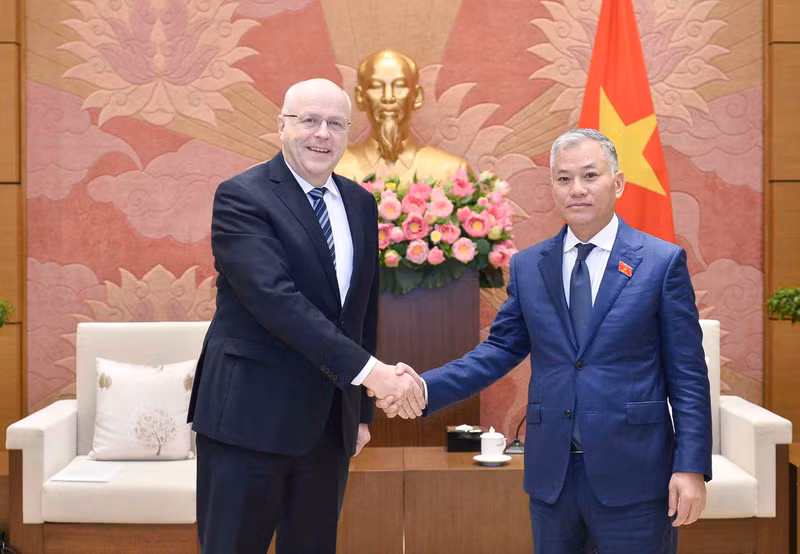 Le vice-président de la Commission des relations extérieures de l’AN vietnamienne, Dôn Tuân Phong (à droite), et l’ambassadeur de la République de Finlande au Vietnam, Keijo Norvanto, le 28 février à Hanoi. Photo : quochoi.vn.