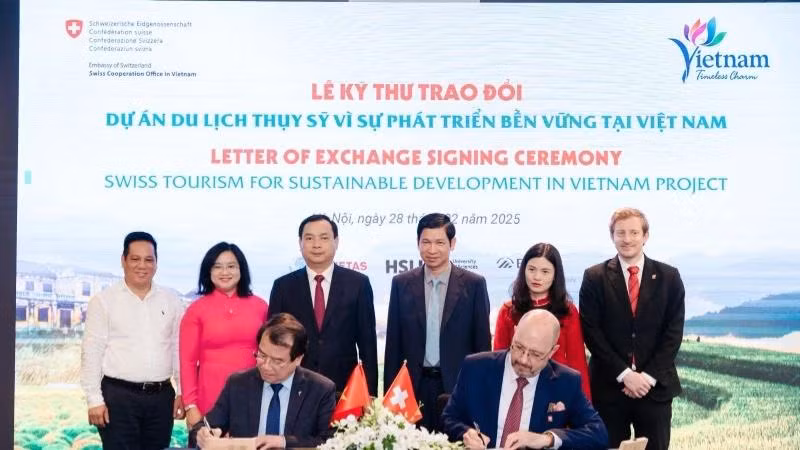 Lors de la cérémonie de lancement du projet « Le secteur du tourisme suisse pour le développement durable du Vietnam » (ST4SD). Photo : NDEL