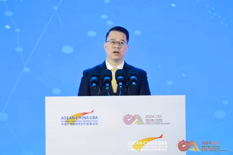 Le maire adjoint de la ville de Shenzhen, Xu Wenhai, prend la parole lors de la cérémonie d'ouverture du Forum de coopération économique ASEAN — Chine de la Grande Baie 2024, le 12 novembre dans la zone de libre-échange de Qianhai, ville de Shenzhen. Photo : Consulat général du Vietnam à Guangzhou.