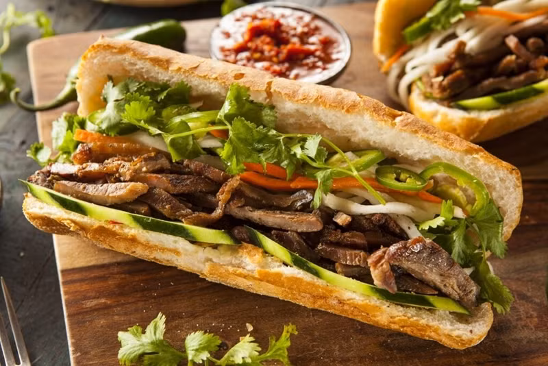 Autre aliment de base vietnamien apprécié dans le monde entier, le bánh mì est le célèbre sandwich du pays. Photo : celebritycruises
