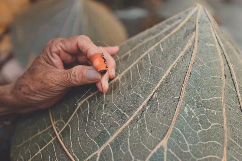 Fabrication manuelle des chapeaux coniques en feuilles de lotus à Huê.