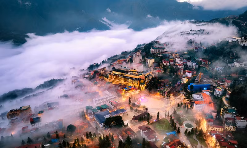 À Lao Cai, M. Viet a classé Sa Pa comme le plus beau lieu de "chasse aux nuages". Mais la météo à Sa Pa est très imprévisible. Certains jours, les nuages du matin sont magnifiques mais l'après-midi est brumeux. Pour avoir une belle photo, il est resté ici une semaine entière à attendre.