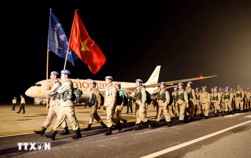 L'équipe du génie N°1 de retour à l'aéroport international de Noi Bai, après avoir accompli sa mission à Abyei. Photo : VNA.