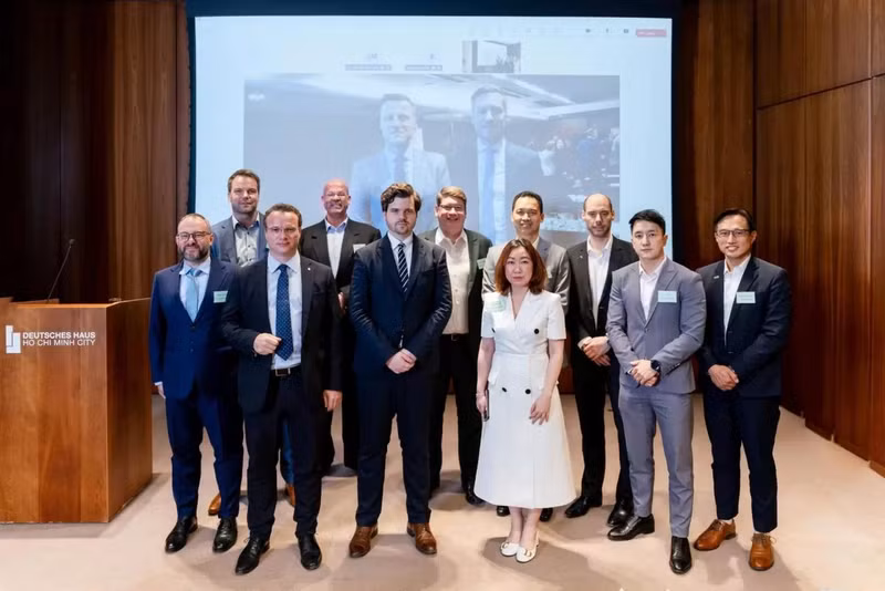 Le nouveau comité directeur de l’Association des entreprises allemandes au Vietnam, dirigé par Alexander Ziehe de la société Viessmann Vietnam. Photo: GBA.