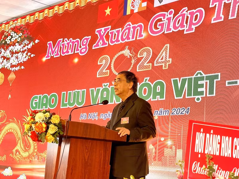 L’ambassadeur Nguyên Phu Binh, président de l’Association de Liaison des Vietnamiens résidant à l’étranger, s'exprime lors du programme. Photo : thoidai.vn