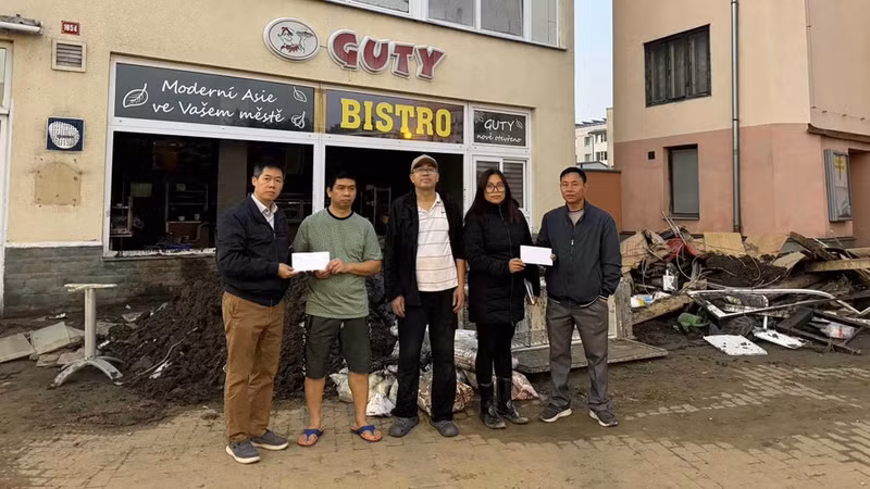 La délégation de l’ambassade du Vietnam rend visite à des Vietnamiens résidant dans les provinces tchèques gravement touchées par les inondations. Photo : Ambassade du Vietnam en République tchèque.